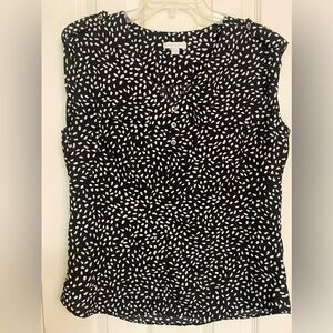 NWOT. New York & Company black and white print v-neck blouse top size M